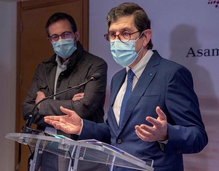 La esposa del consejero de Salud de Murcia también se vacunó contra el coronavirus