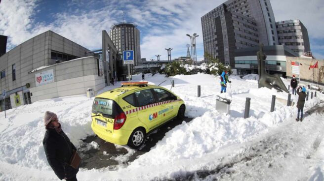 Vista del Hospital La Paz y sus alrededores cubiertos de nieve.