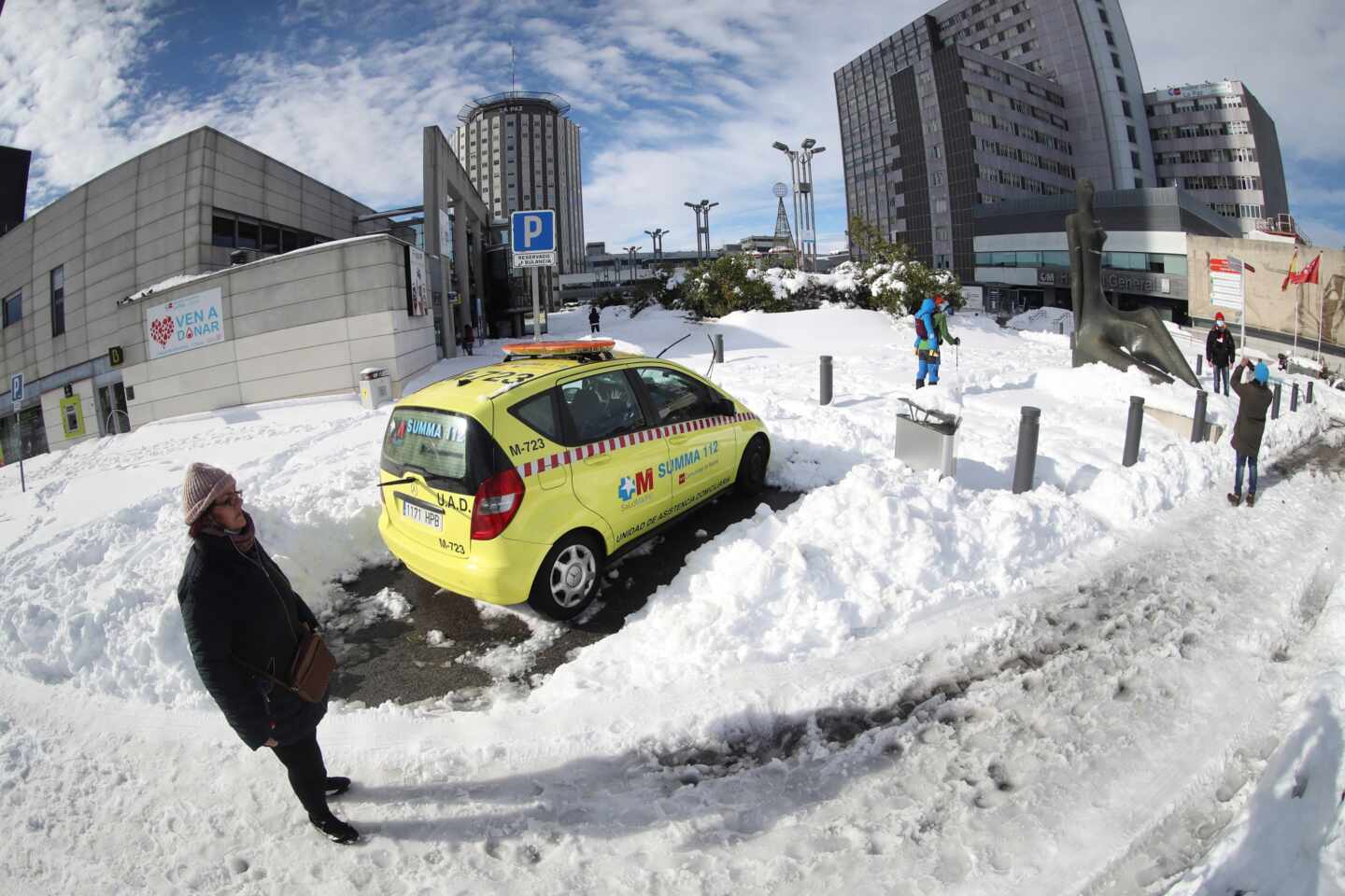 Vista del Hospital La Paz y sus alrededores cubiertos de nieve.