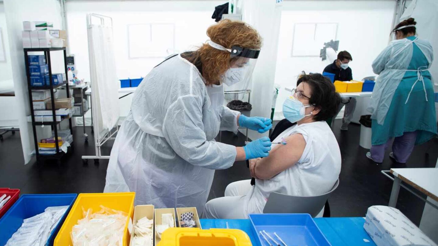Sanitarios de Castellón se vacunan contra el Covid-19 en un Hospital de Campaña de la ciudad.