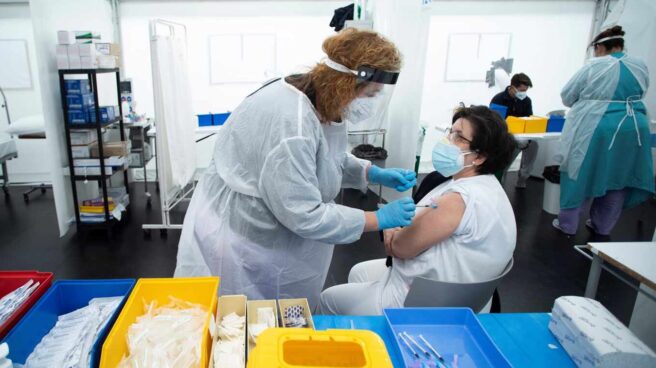 Sanitarios de Castellón se vacunan contra el Covid-19 en un Hospital de Campaña de la ciudad.