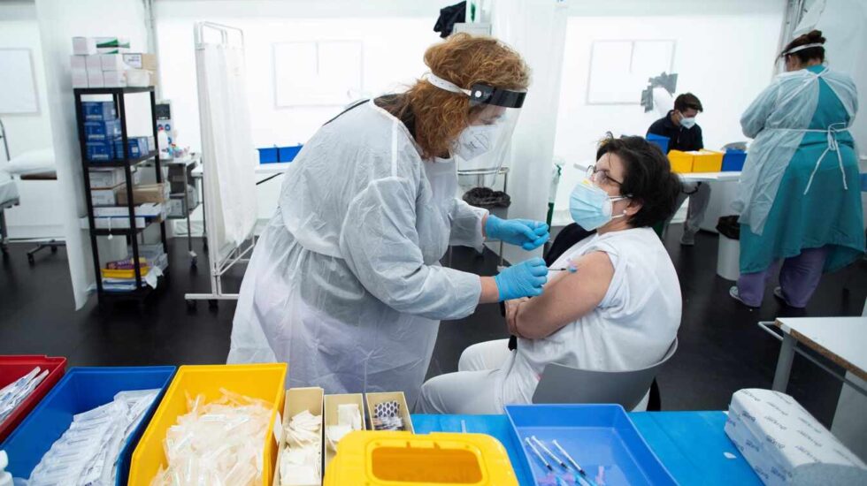 Sanitarios de Castellón se vacunan contra el Covid-19 en un Hospital de Campaña de la ciudad.
