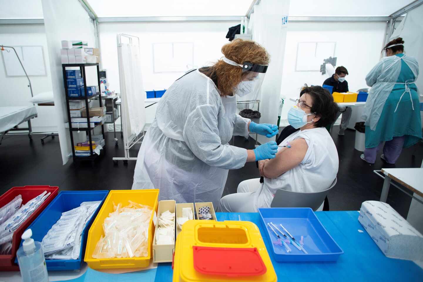 Sanitarios de Castellón se vacunan contra el Covid-19 en un Hospital de Campaña de la ciudad.