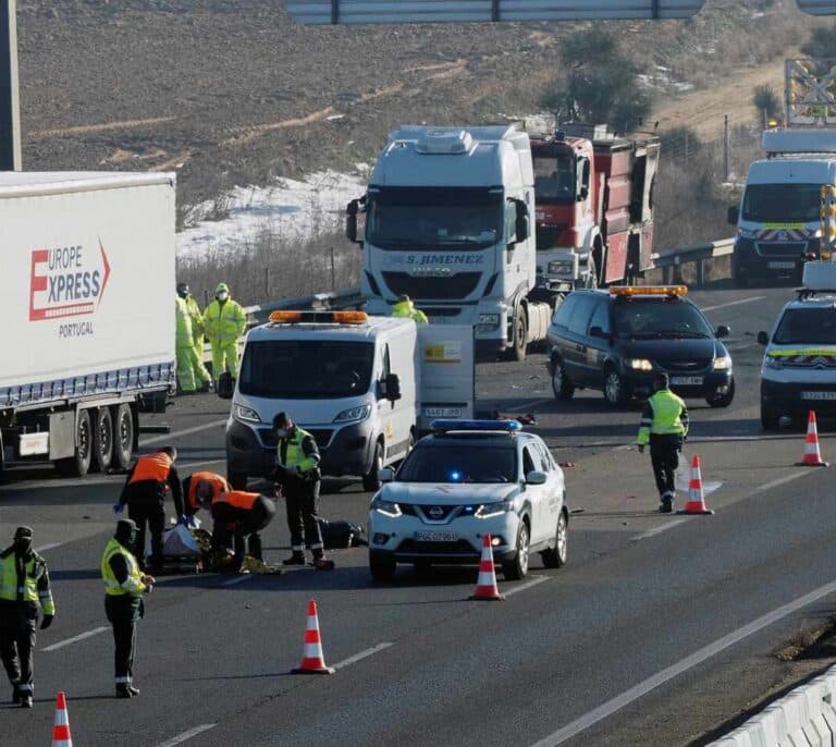 Mueren tres personas arrolladas por un camión en la A-6 cuando auxiliaban a otro conductor