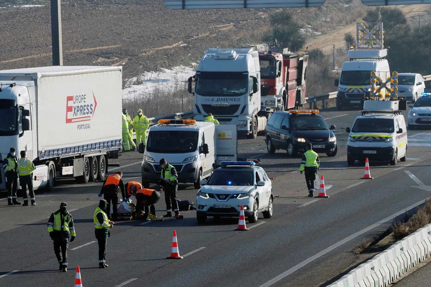 Mueren tres personas arrolladas por un camión en la A-6 cuando auxiliaban a otro conductor