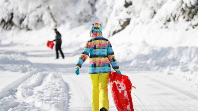 La nieve resucita el turismo familiar en las montañas de Lugo y Ourense