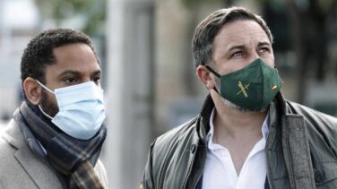 Vox se prepara para aprovechar la prórroga en Cataluña y amarrar el grupo propio