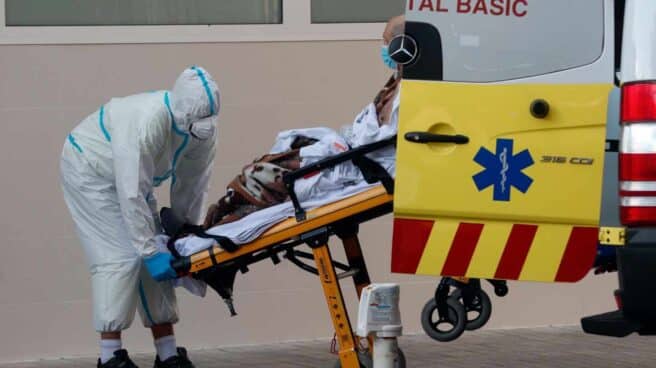 Un sanitario traslada a un enfermo en el Hospital Clínico de Valencia.