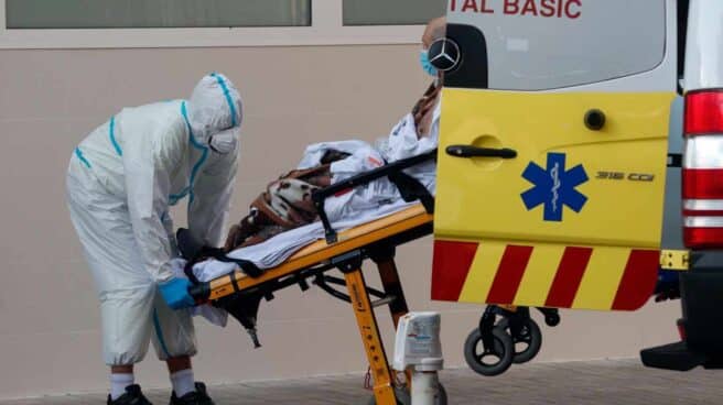 Un sanitario traslada a un enfermo en el Hospital Clínico de Valencia. Un sanitario traslada a un enfermo en el Hospital Clínico de Valencia.