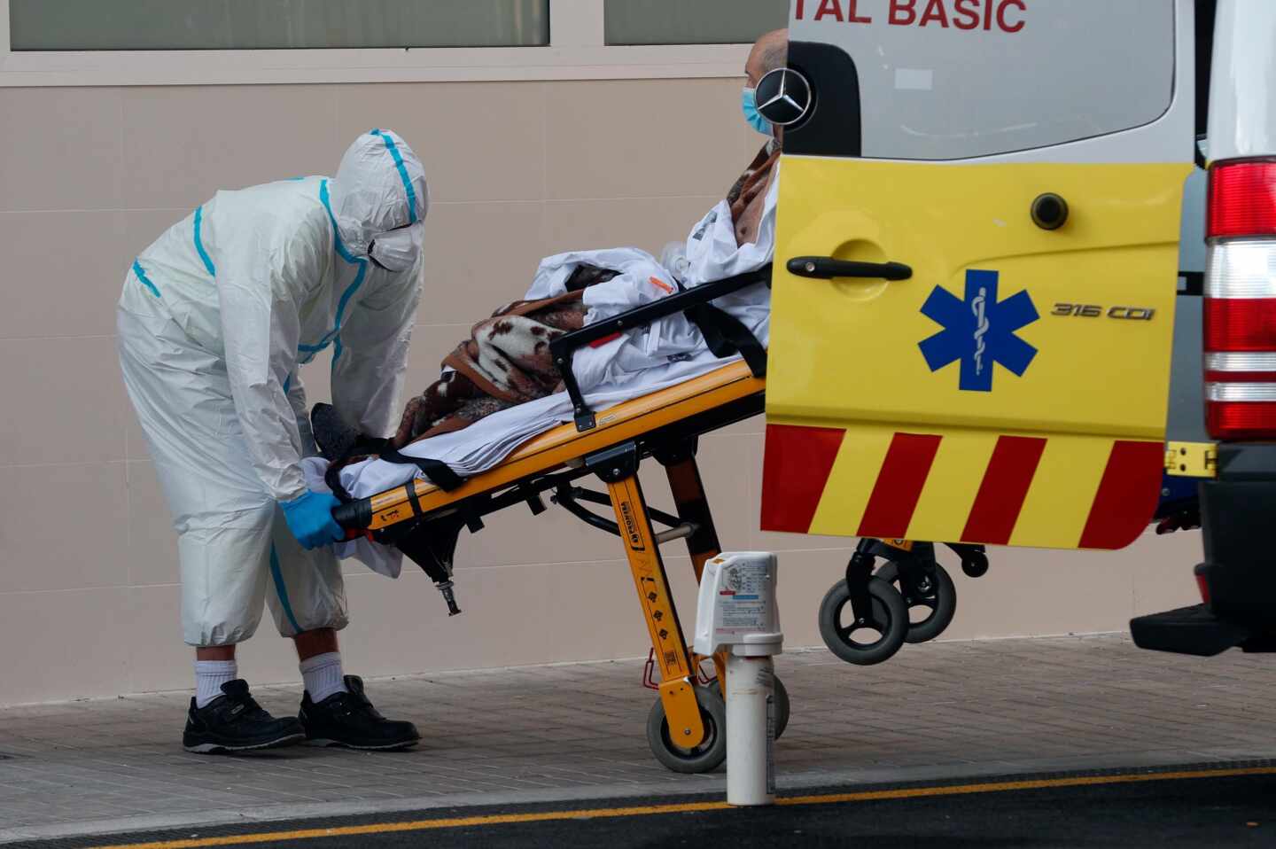 Un sanitario traslada a un enfermo en el Hospital Clínico de Valencia.