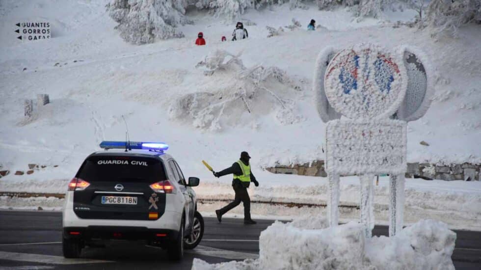 Navacerrada estará confinada del 22 de marzo al 5 de abril. La Guardia Civil dirige el tráfico en Navacerrada (Madrid).