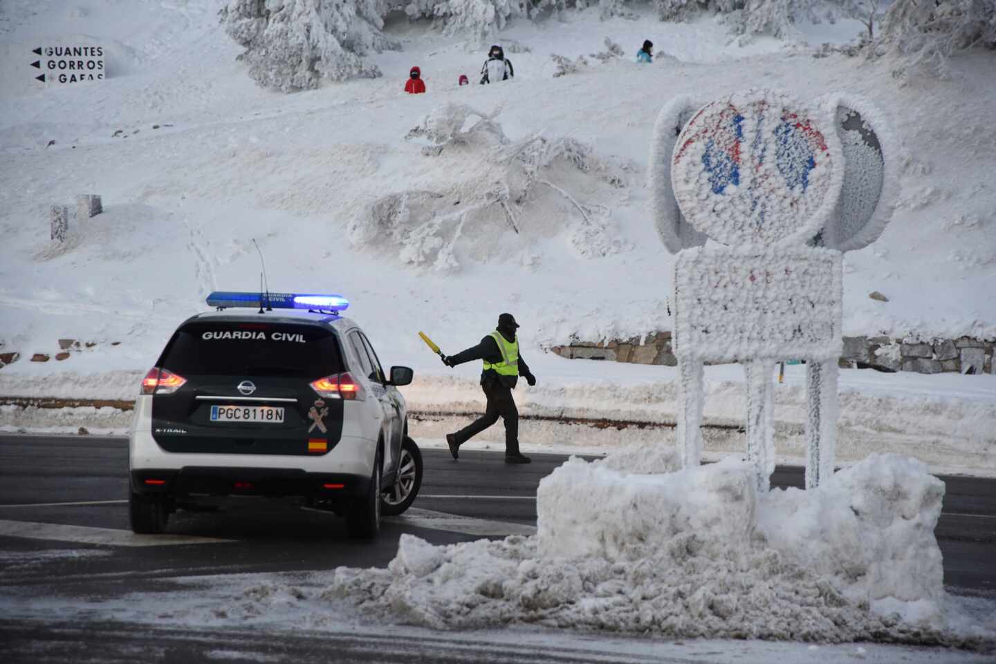 La Guardia Civil dirige el tráfico en Navacerrada (Madrid).