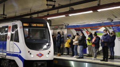 Un policía salva a un hombre tras caer al Metro y ocultarlo en un hueco al paso del tren