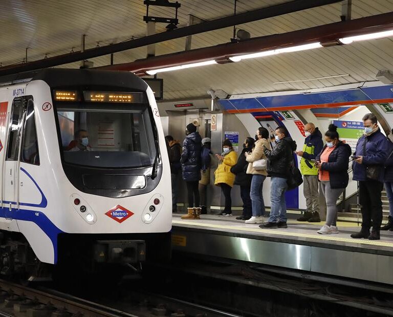 Un policía salva a un hombre tras caer al Metro y ocultarlo en un hueco al paso del tren