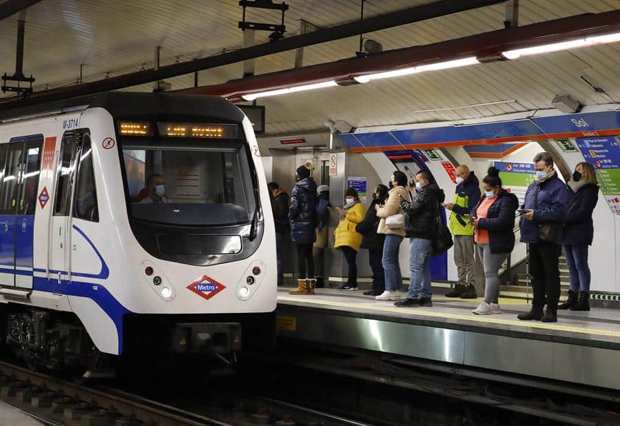 Un policía salva a un hombre tras caer al Metro y ocultarlo en un hueco al paso del tren