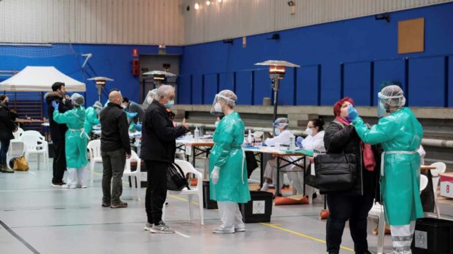 Varias personas se someten a una prueba de antígenos durante el cribado masivo para detectar casos covid-19 en un polideportivo.