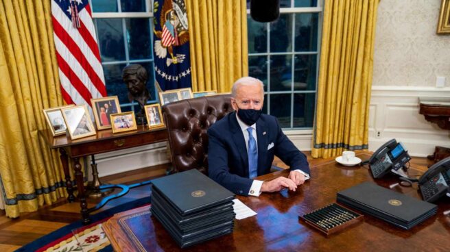 El nuevo presidente de los Estados Unidos, Joe Biden, durante la firma de varias órdenes en sus primeros minutos en el Despacho Oval de la Casa Blanca, este jueves.