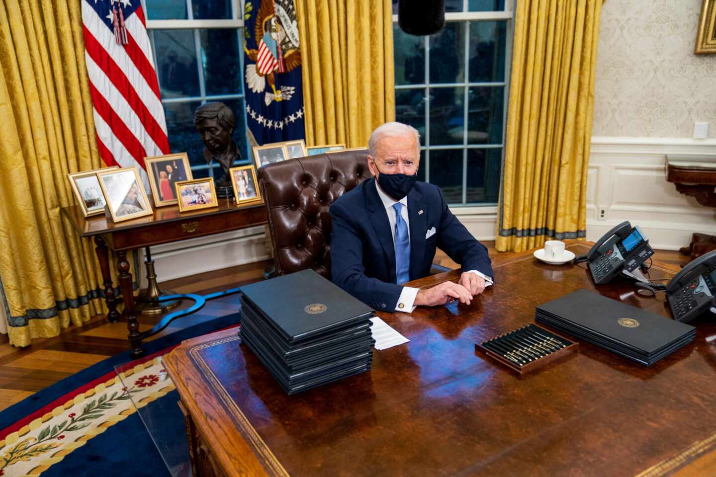 El nuevo presidente de los Estados Unidos, Joe Biden, durante la firma de varias órdenes en sus primeros minutos en el Despacho Oval de la Casa Blanca, este jueves.