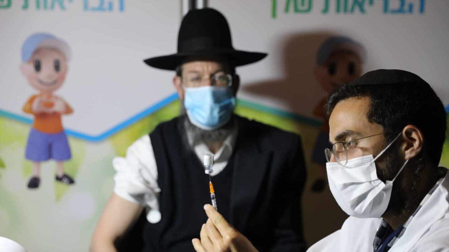 Un ultraortodoxo recibe la vacuna contra el coronavirus en Israel