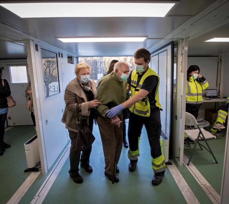 Sanidad aprueba que los mayores de 80 años sean los siguientes en recibir la vacuna