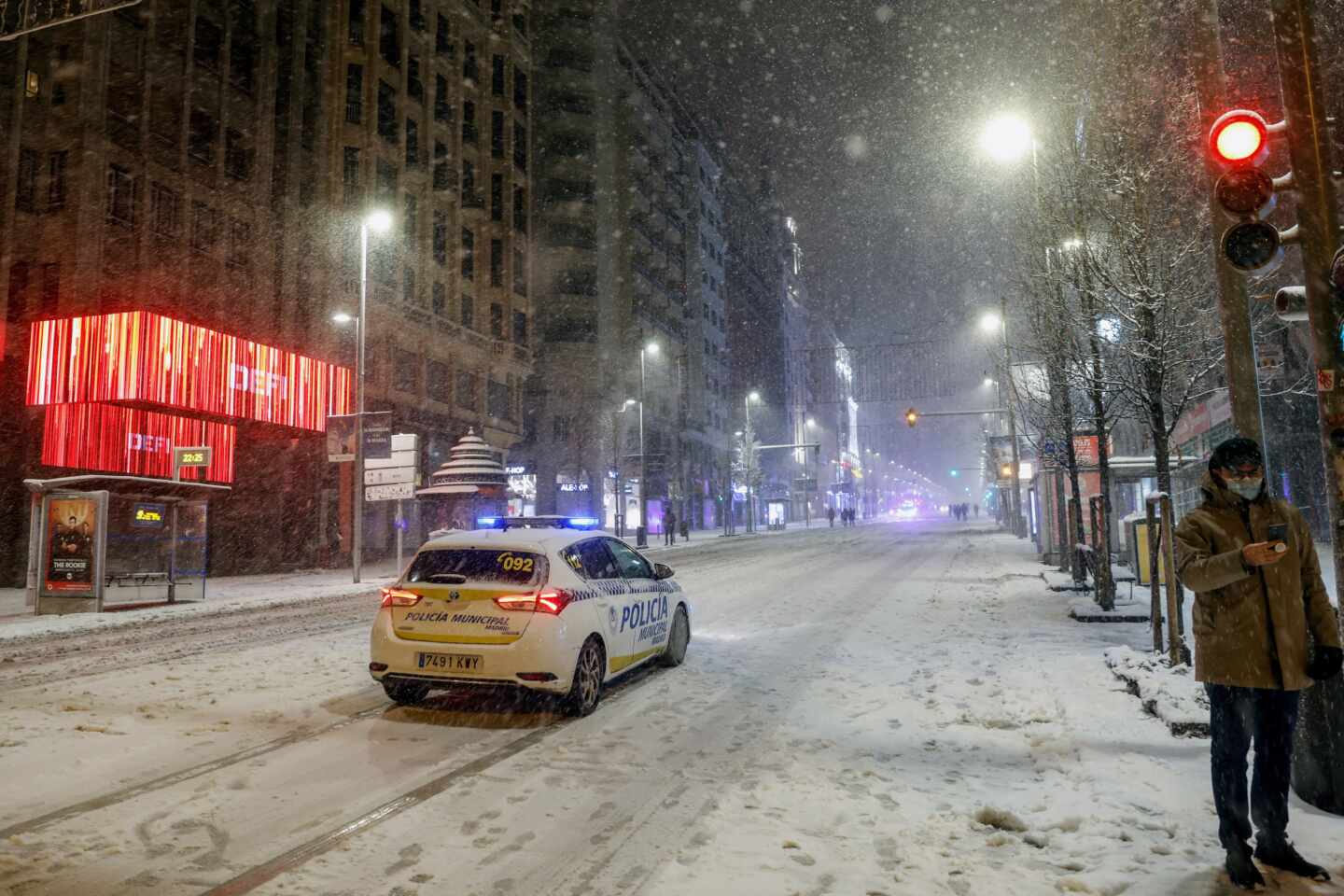 Un coche de la policía municipal transita por la Gran Vía, en Madrid.