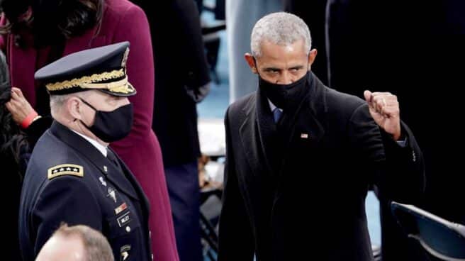 El ex presidente Barack Obama saluda a los asistentes de la investidura de Joe Biden. El ex presidente Barack Obama saluda a los asistentes de la investidura de Joe Biden.