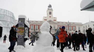Decenas de personas bailan en la Puerta del Sol al ritmo de Alaska a pesar de la nevada y la pandemia