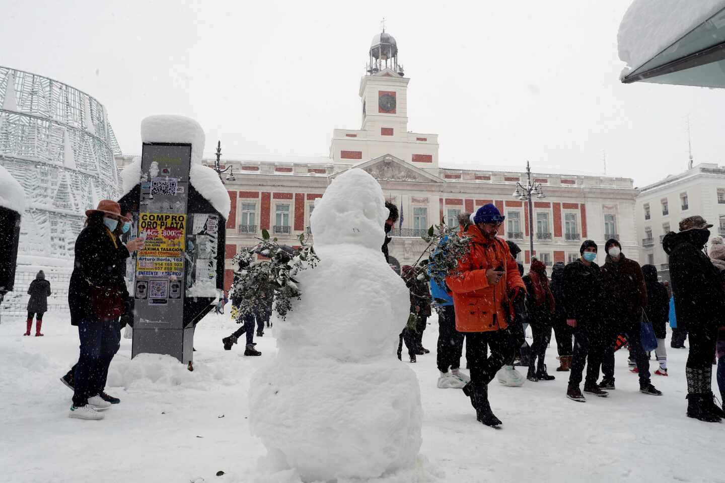 Decenas de personas bailan en la Puerta del Sol al ritmo de Alaska a pesar de la nevada y la pandemia