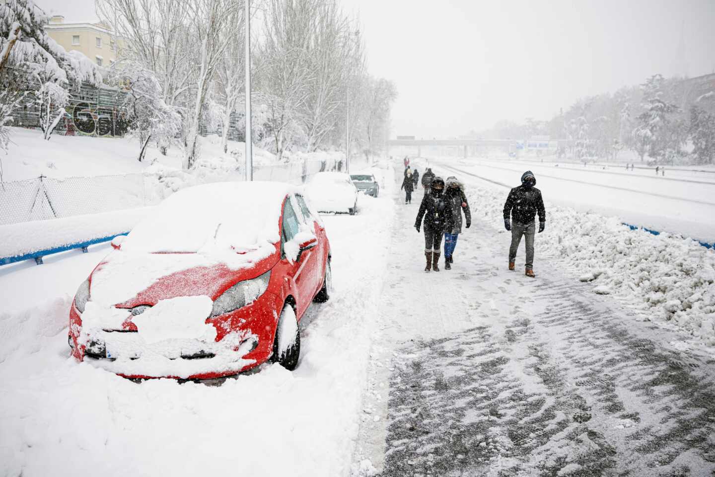 Coches abandonados en la salida de la M30 a Ventas Madrid.