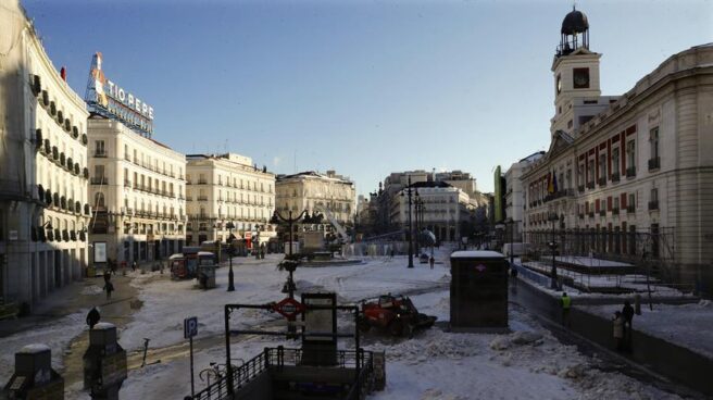 Labores de limpieza en la Puerta del Sol de Madrid tras el temporal