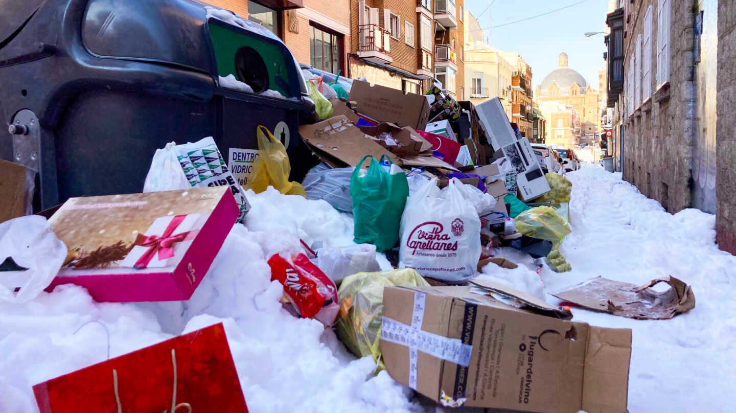 Basura acumulada en las calles en el barrio de Tetuán