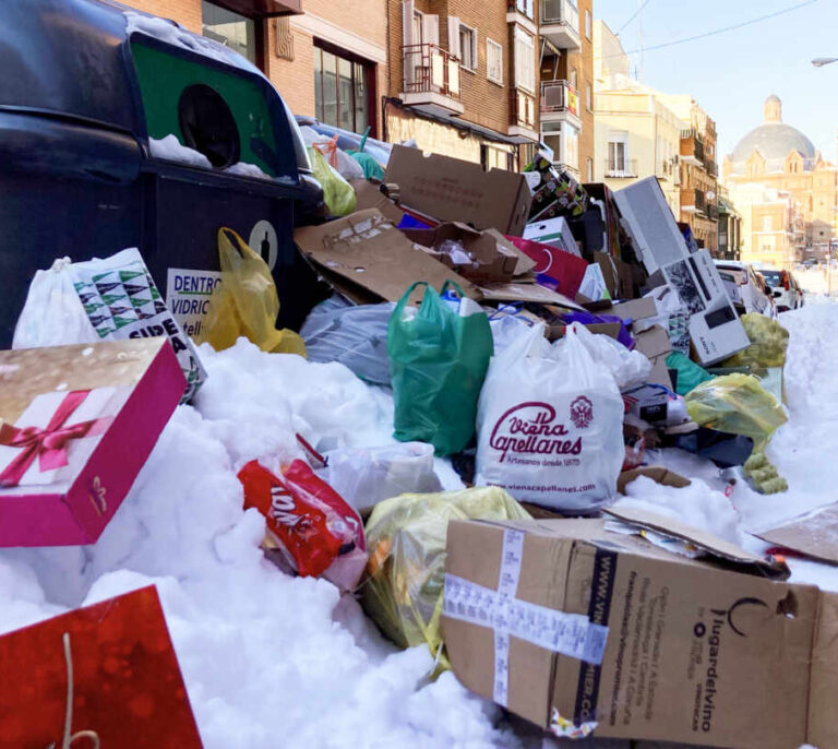 La basura no se derrite: cuatro noches sin recogida, 9.000 toneladas de residuos acumulados en Madrid