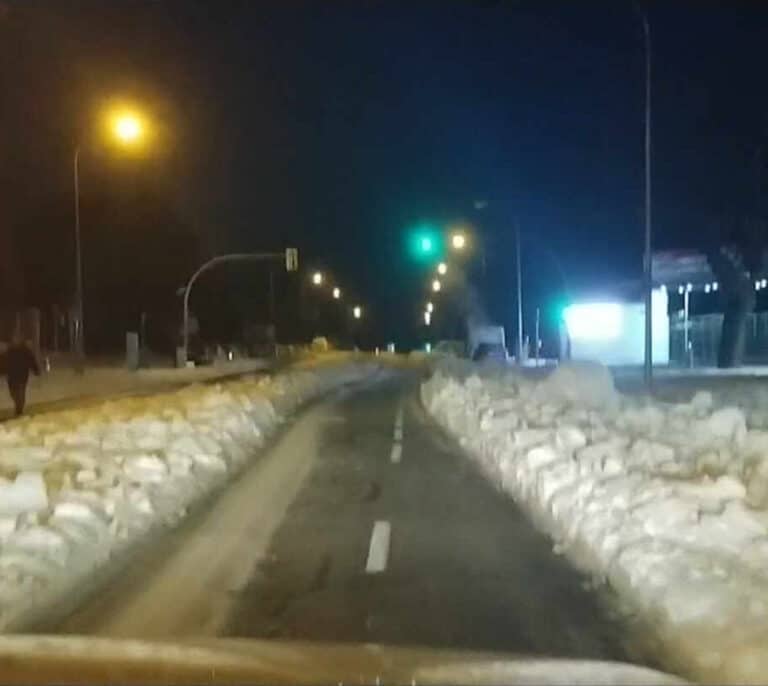 Un paseo en coche por las calles nevadas: así amanecía Madrid este lunes