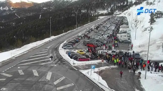 La Guardia Civil corta el acceso a los puertos de Navacerrada y Cotos, abarrotados desde primera hora