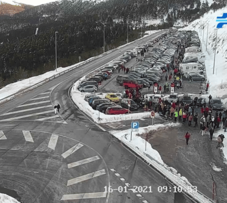 La Guardia Civil corta el acceso a los puertos de Navacerrada y Cotos, abarrotados desde primera hora