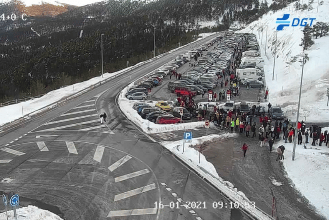 La Guardia Civil corta el acceso a los puertos de Navacerrada y Cotos, abarrotados desde primera hora