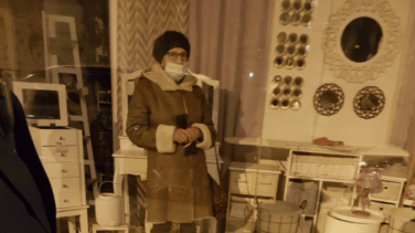 Una anciana de 87 años se queda atrapada en el escaparate de un bazar de Torrelavega