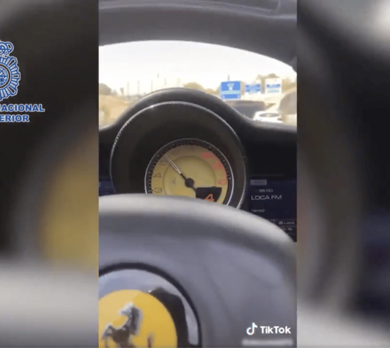 Detenido tras grabarse en TikTok conduciendo coches de alta gama a 165 km por hora