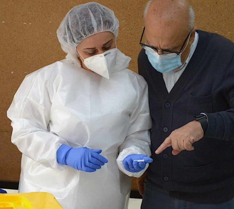 Políticos, militares, obispos, sindicalistas: la lista de las autoridades que se han saltado la cola de las vacunas