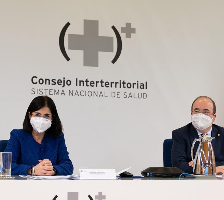Darias mantiene el compromiso de Illa: el 70% de la población estará vacunada en verano