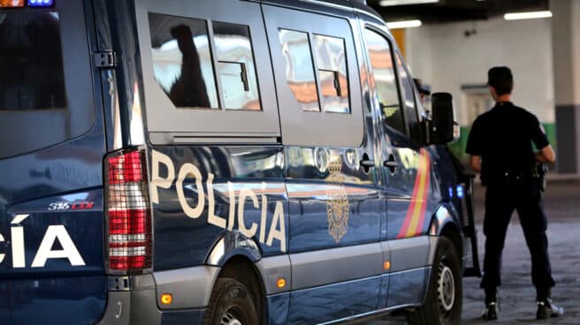 POLICÍA NACIONAL Detenido en Lugo tras golpear con la puerta del coche a un agente en un test de alcoholemia