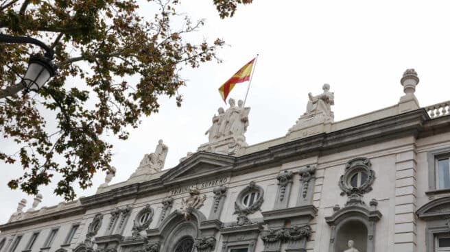Fachada del edificio del Tribunal Supremo con la bandera Fachada del Tribunal Supremo.