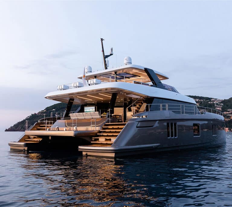 El colosal yate de Rafael Nadal atraca en el puerto de Dénia, pasará allí el invierno