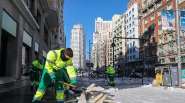 Aparece bajo la nieve el cadáver de un hombre en una calle de Madrid