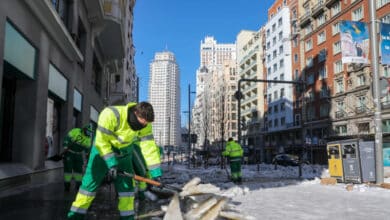 Aparece bajo la nieve el cadáver de un hombre en una calle de Madrid