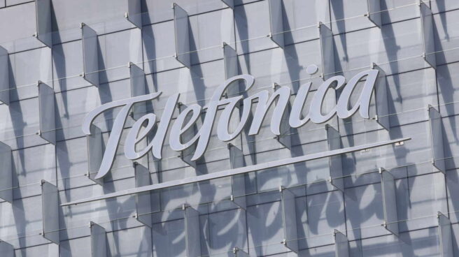 Sede de Telefónica, que ha indicado los nuevos puestos en la nueva teleco de Reino Unido Logo de Telefónica insertado en el edificio de su sede, en la Ronda de la Comunicación de Madrid