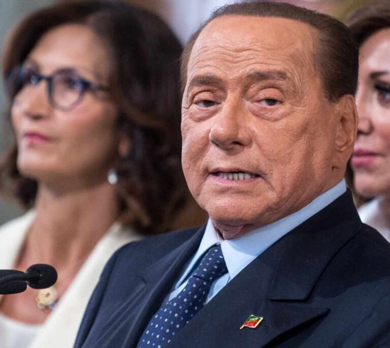 Berlusconi recibe el alta tras cuatro días ingresado por secuelas del coronavirus