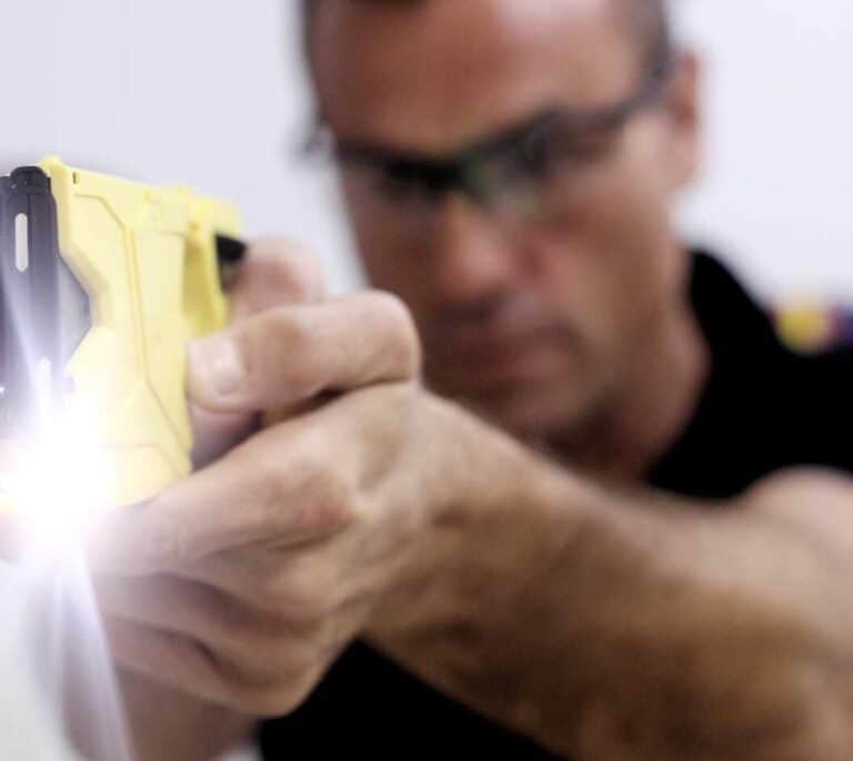 Policías cargan contra la iniciativa de Unidas Podemos que cuestiona el uso de pistolas Taser