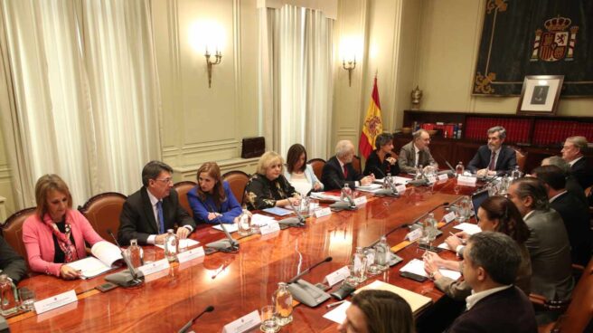 El presidente del Consejo General del Poder Judicial, Carlos Lesmes, preside una reunión del CGPJ.
