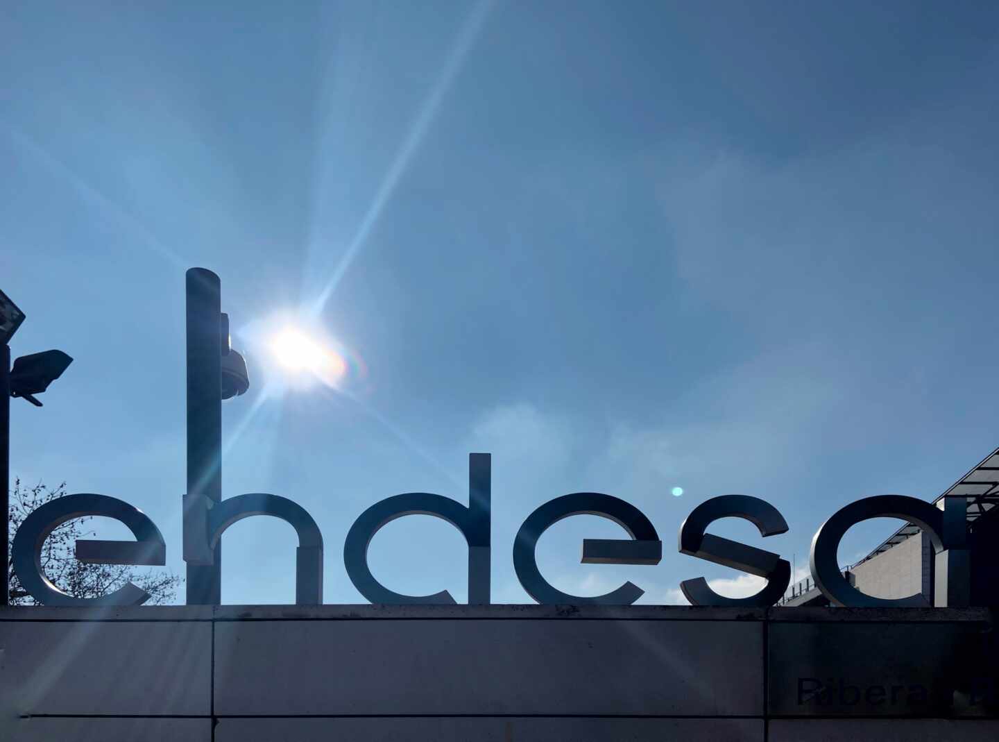 Puerta de acceso de la sede de Endesa